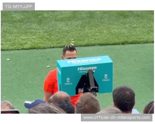 成都蓉城亚历斯祖上抢果断，抢断后立刻送穿透球